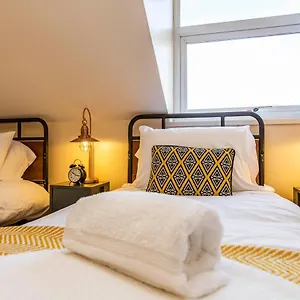 Apartment De Luxe Short Stay-sports Ground View